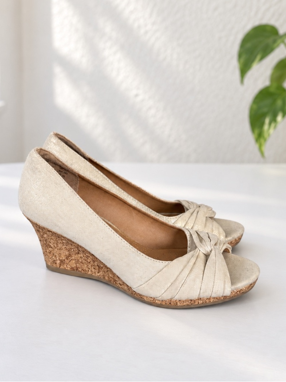 dexflex Comfort Champagne Gold Metallic Linen Cork Wedge Peep Toe Heels 7